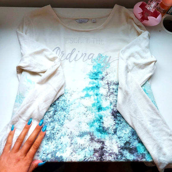 I'm selling a white shirt - Picture 3 of 3